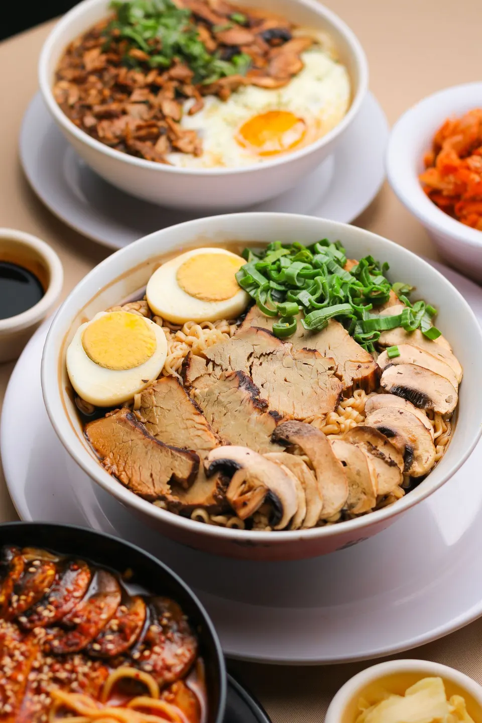 Ramen mit Ei, Pilzen und Frühlingszwiebeln